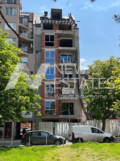 Новострояща се сграда до парк Възраждане